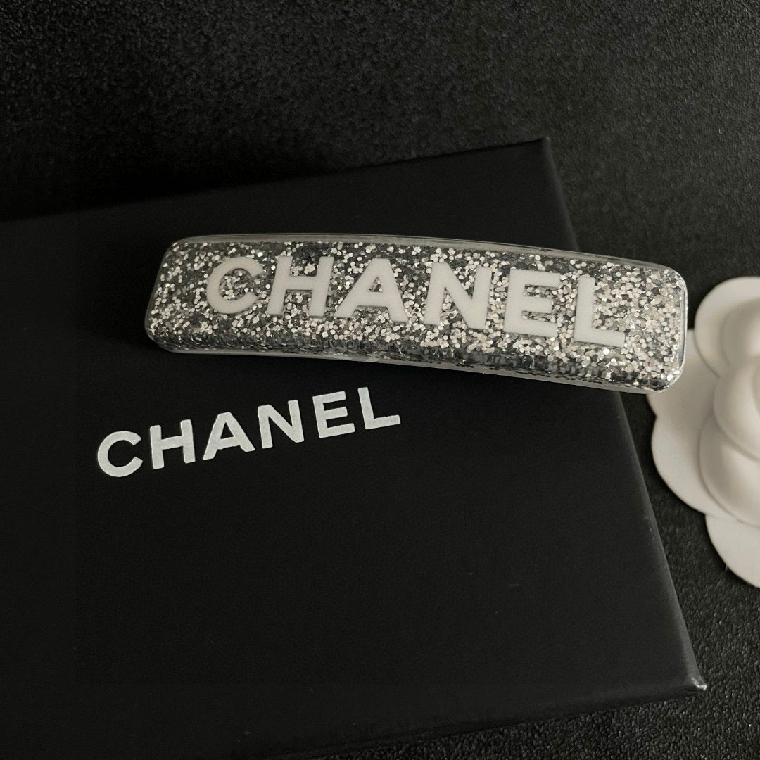 Elegant Double C Hair Clip – Timeless Accent