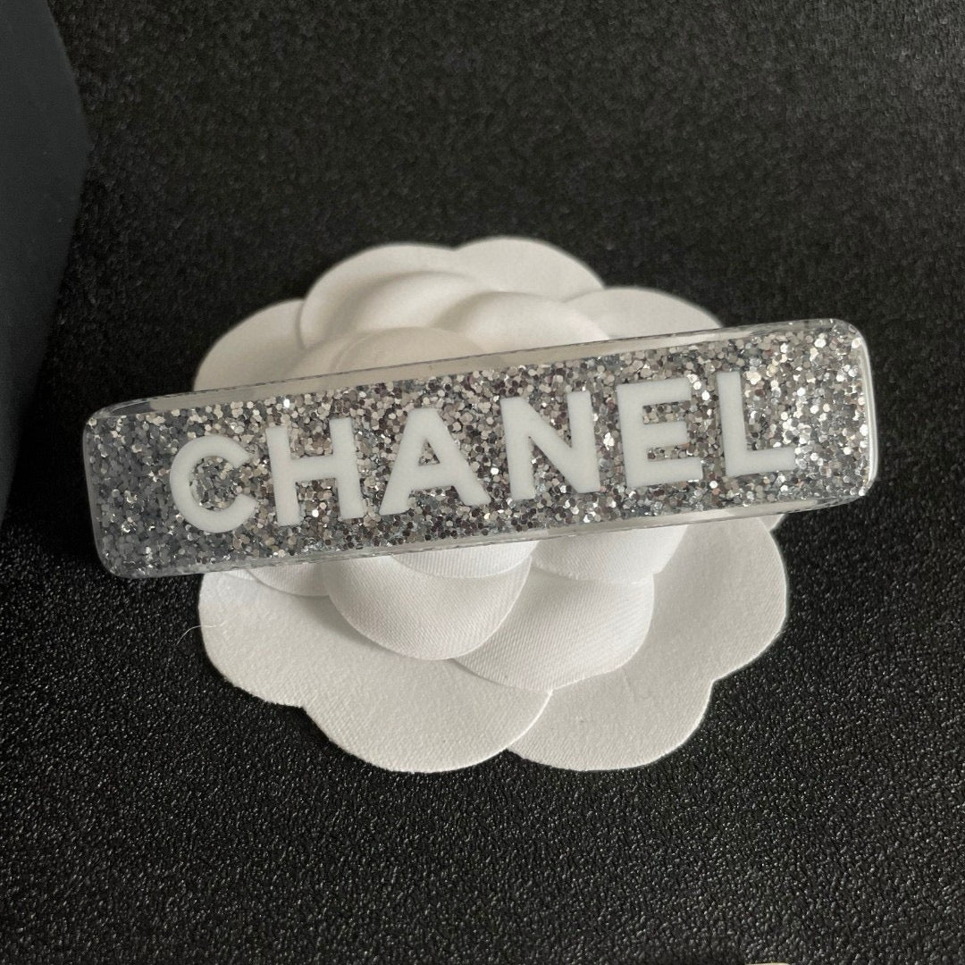 Elegant Double C Hair Clip – Timeless Accent