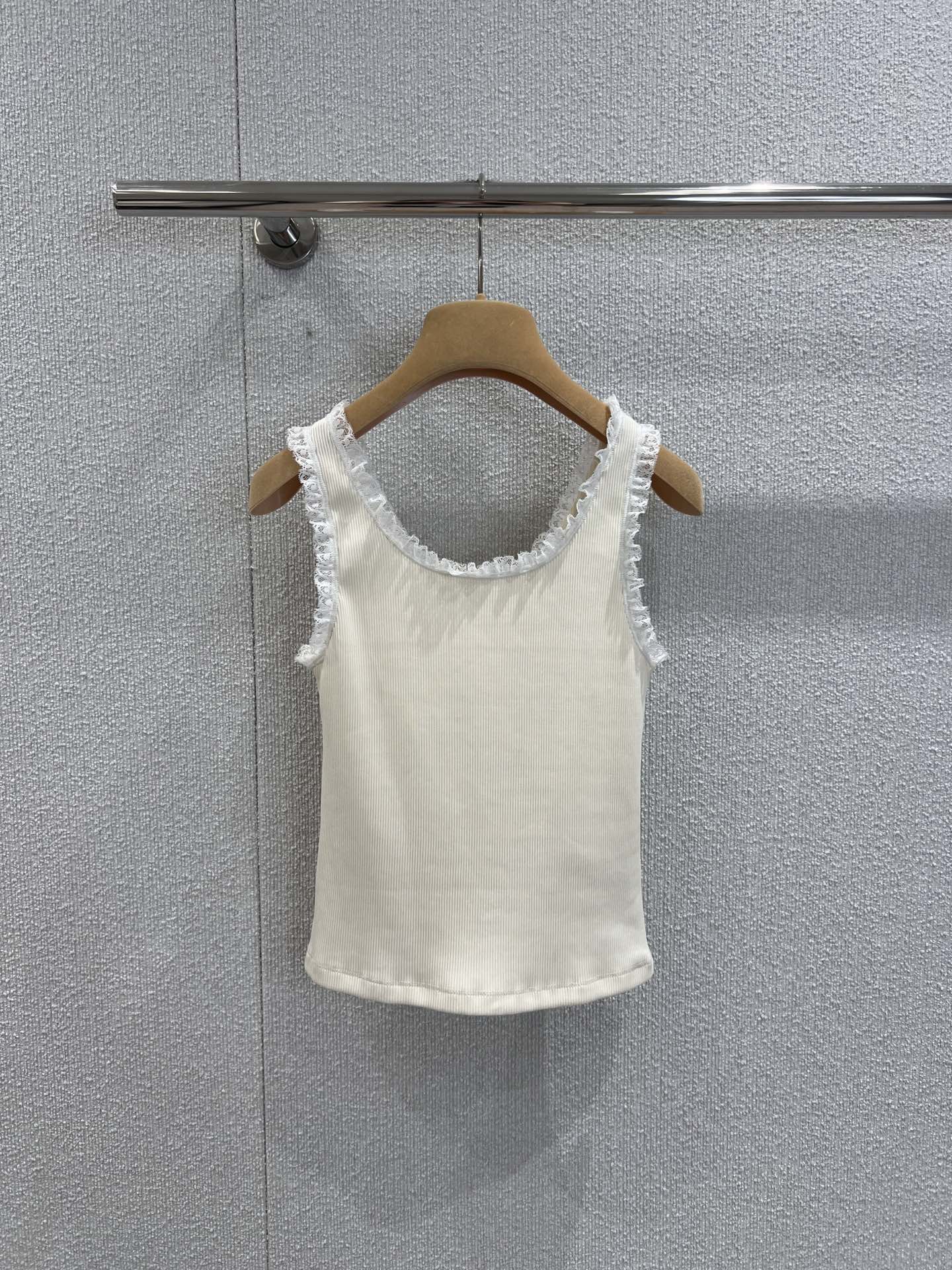 MM Chic ruffle-trim crop tank top