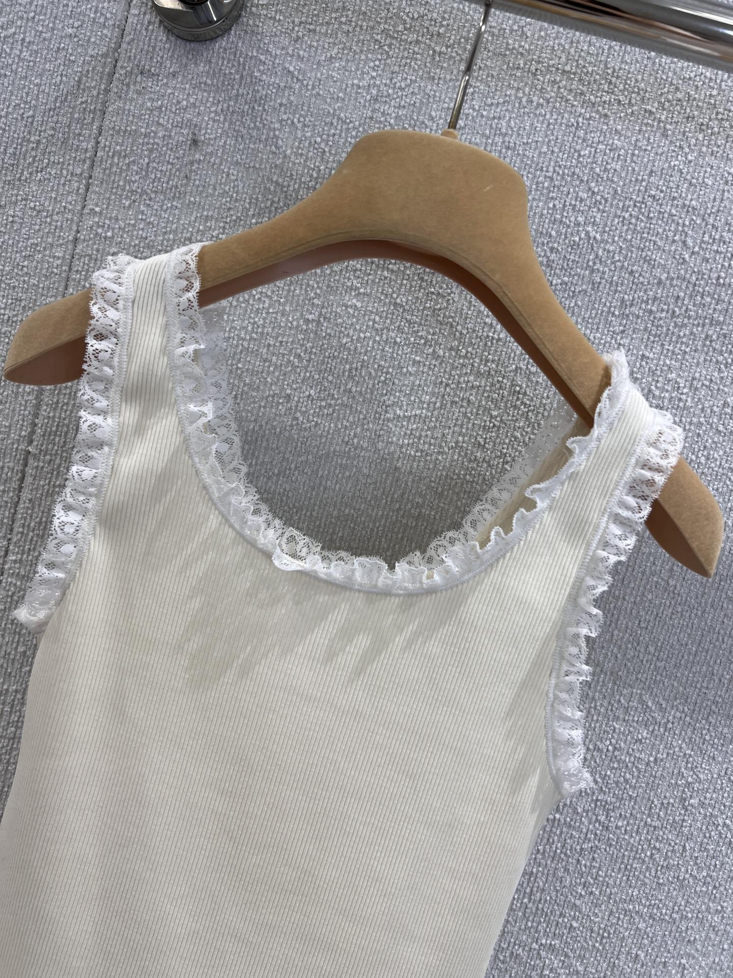 MM Chic ruffle-trim crop tank top