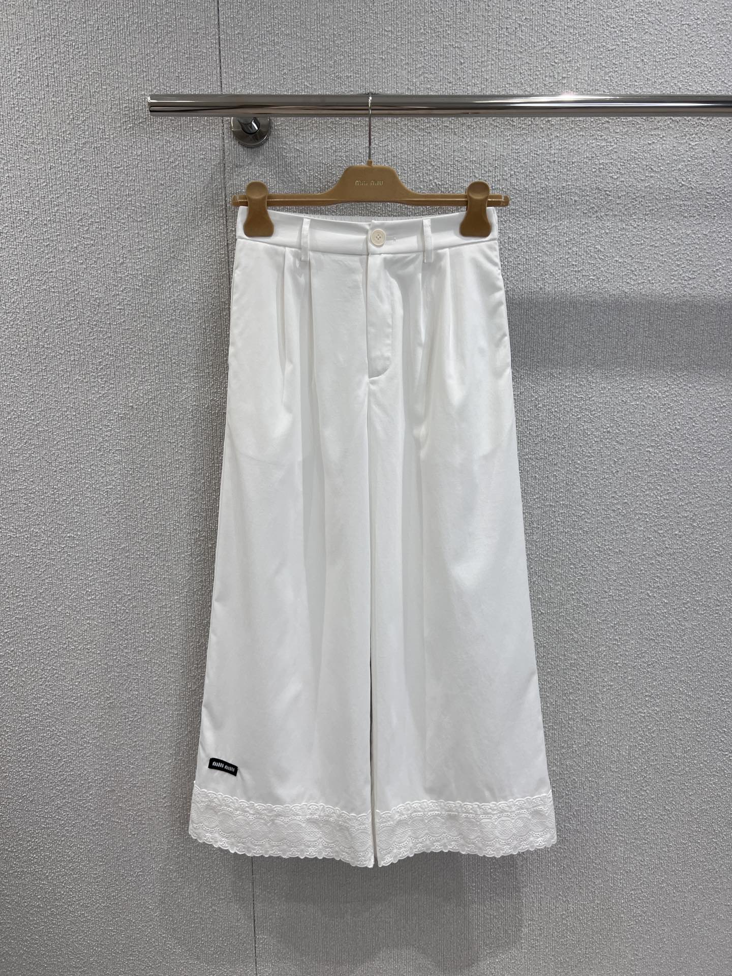 Lace-Embroidered Cropped Trousers