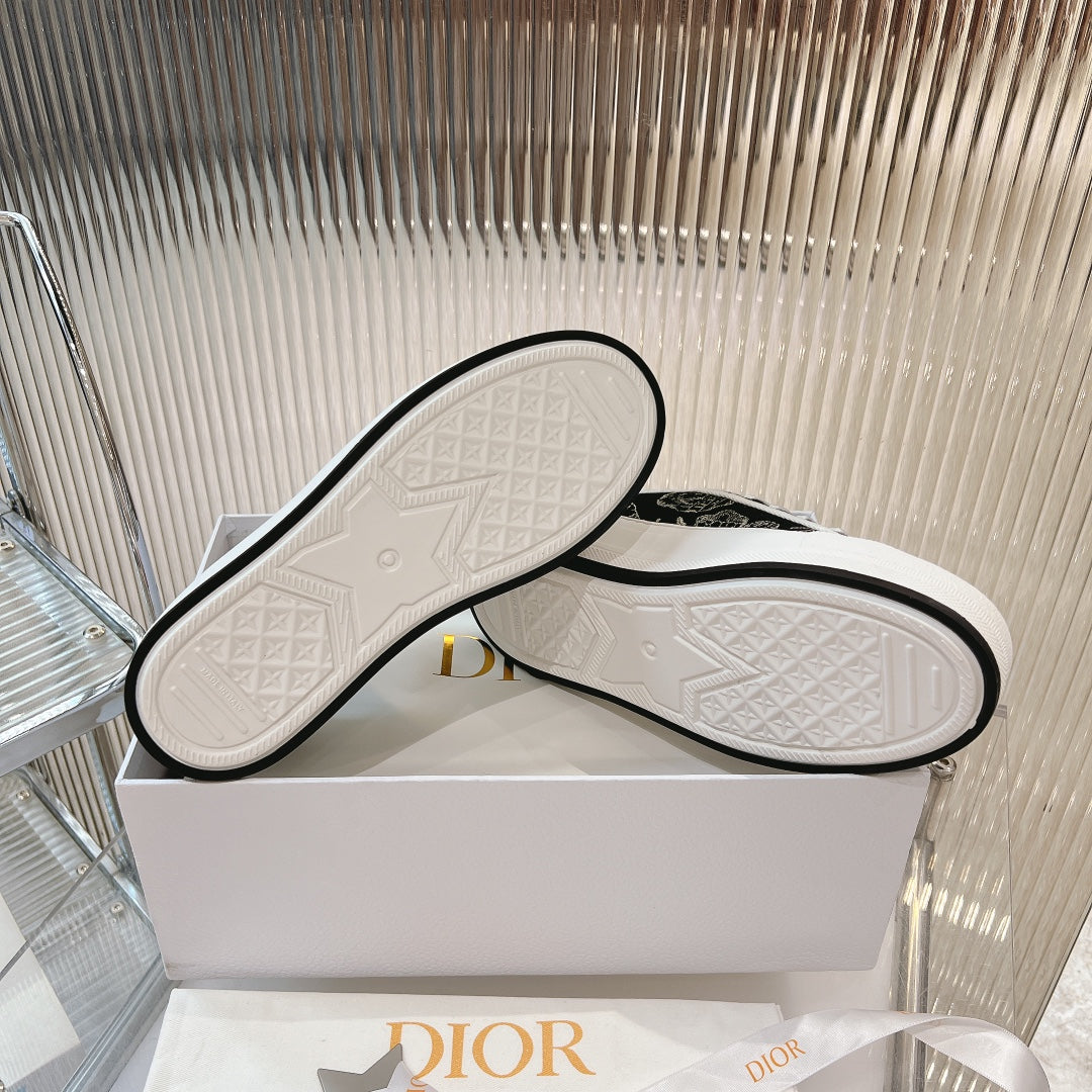 2025 Embroidered Platform Canvas Sneakers