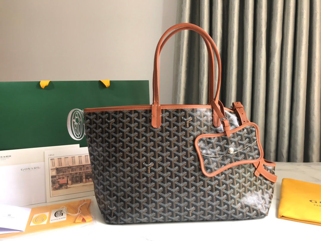 Chien Gris & Pocket Pet Carrier