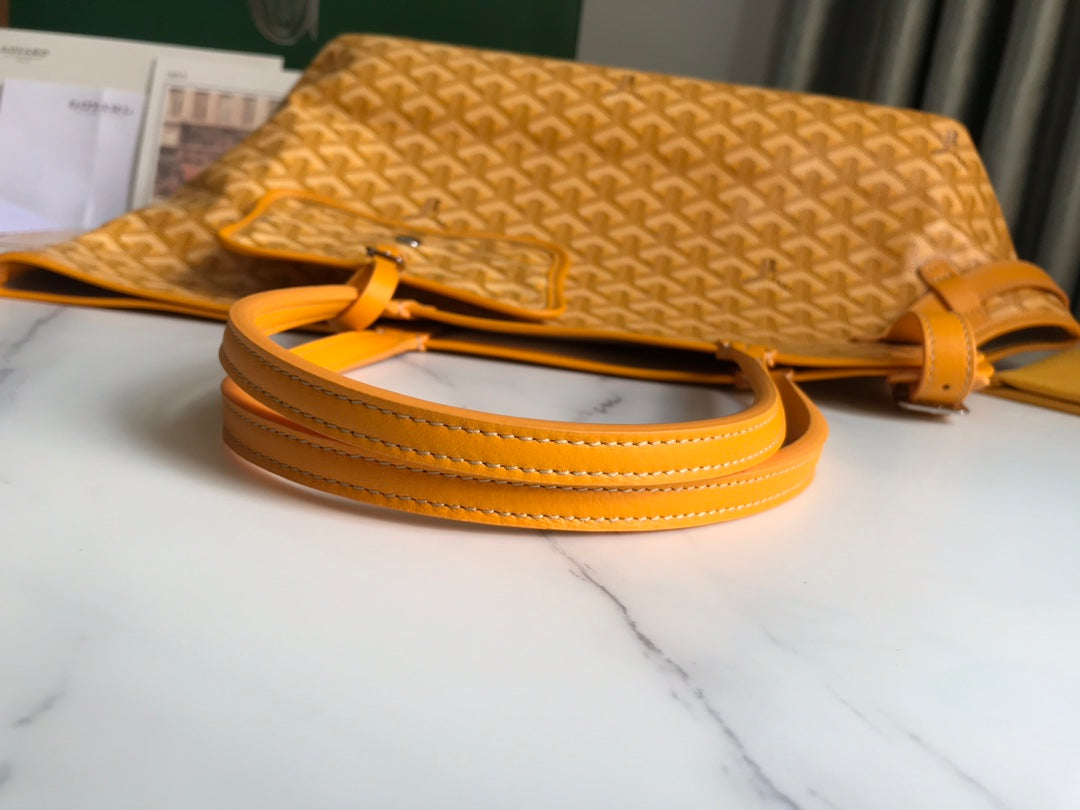 Chien Gris & Pocket Pet Carrier
