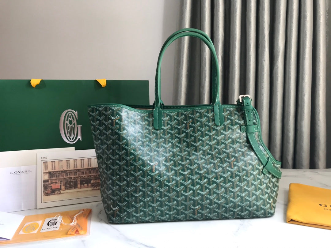 Chien Gris & Pocket Pet Carrier