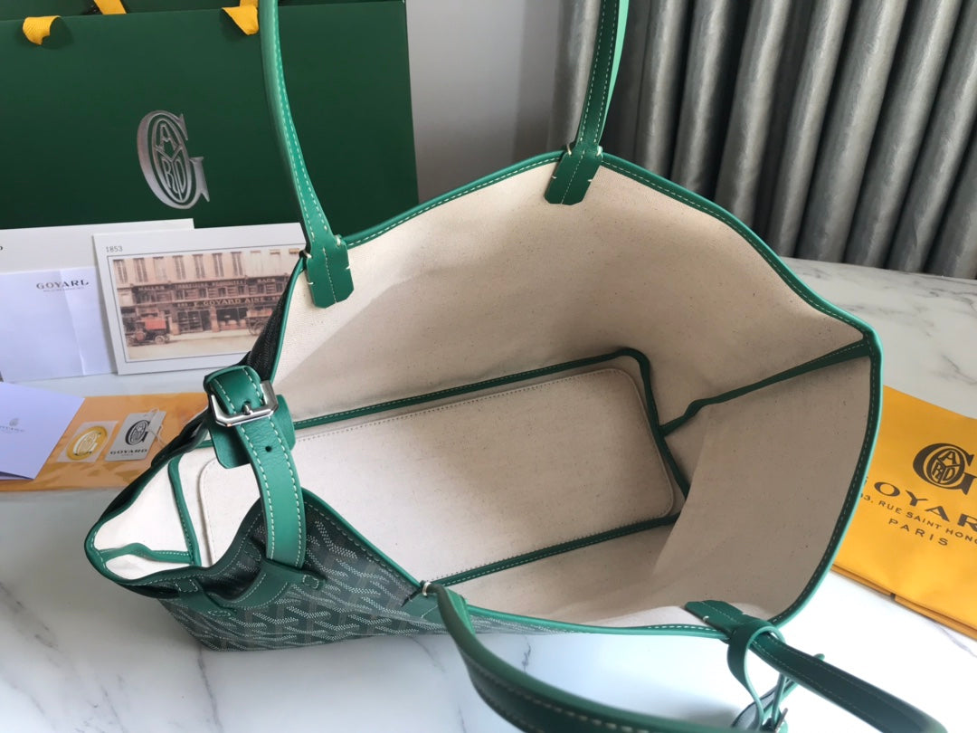 Chien Gris & Pocket Pet Carrier