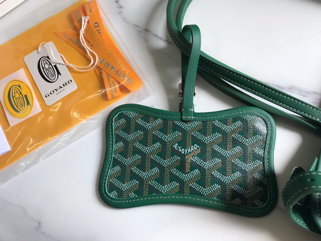 Chien Gris & Pocket Pet Carrier