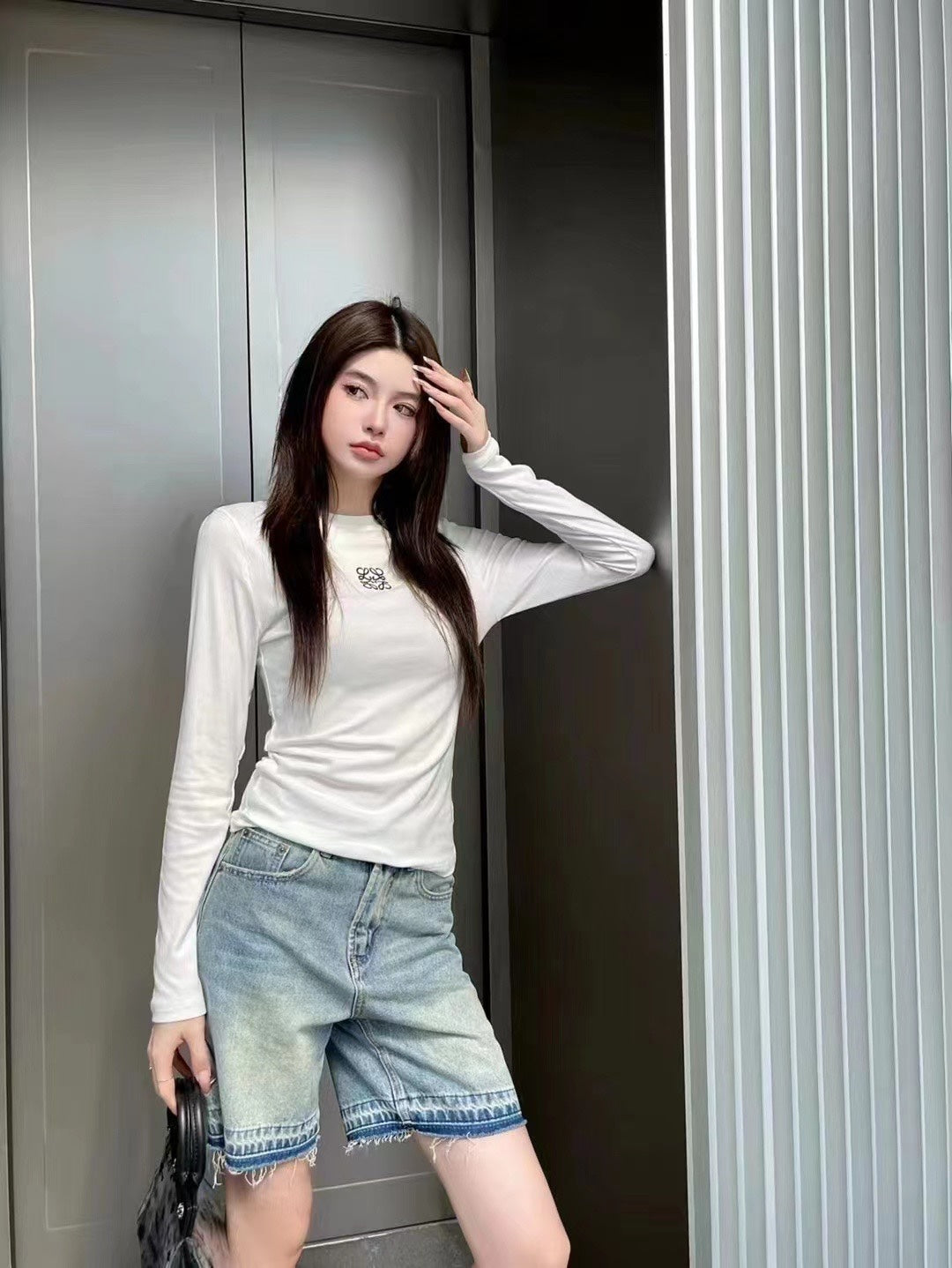 BEYAZ UZUN KOLLU TSHİRT