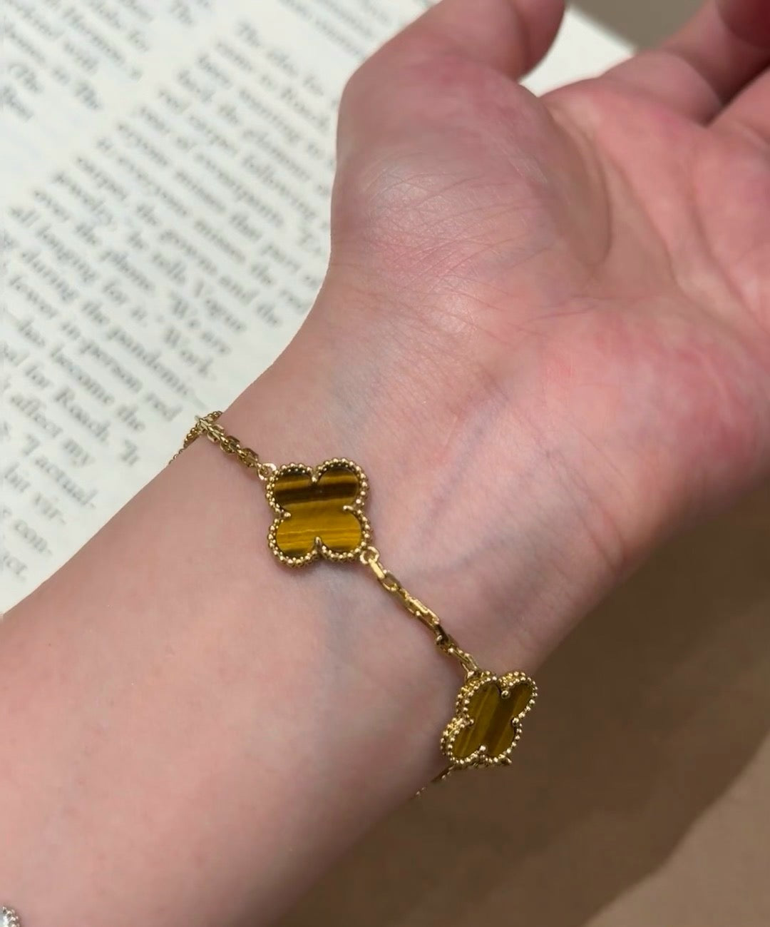 VC-Shaped Carnelian Five-Petal Bracelet