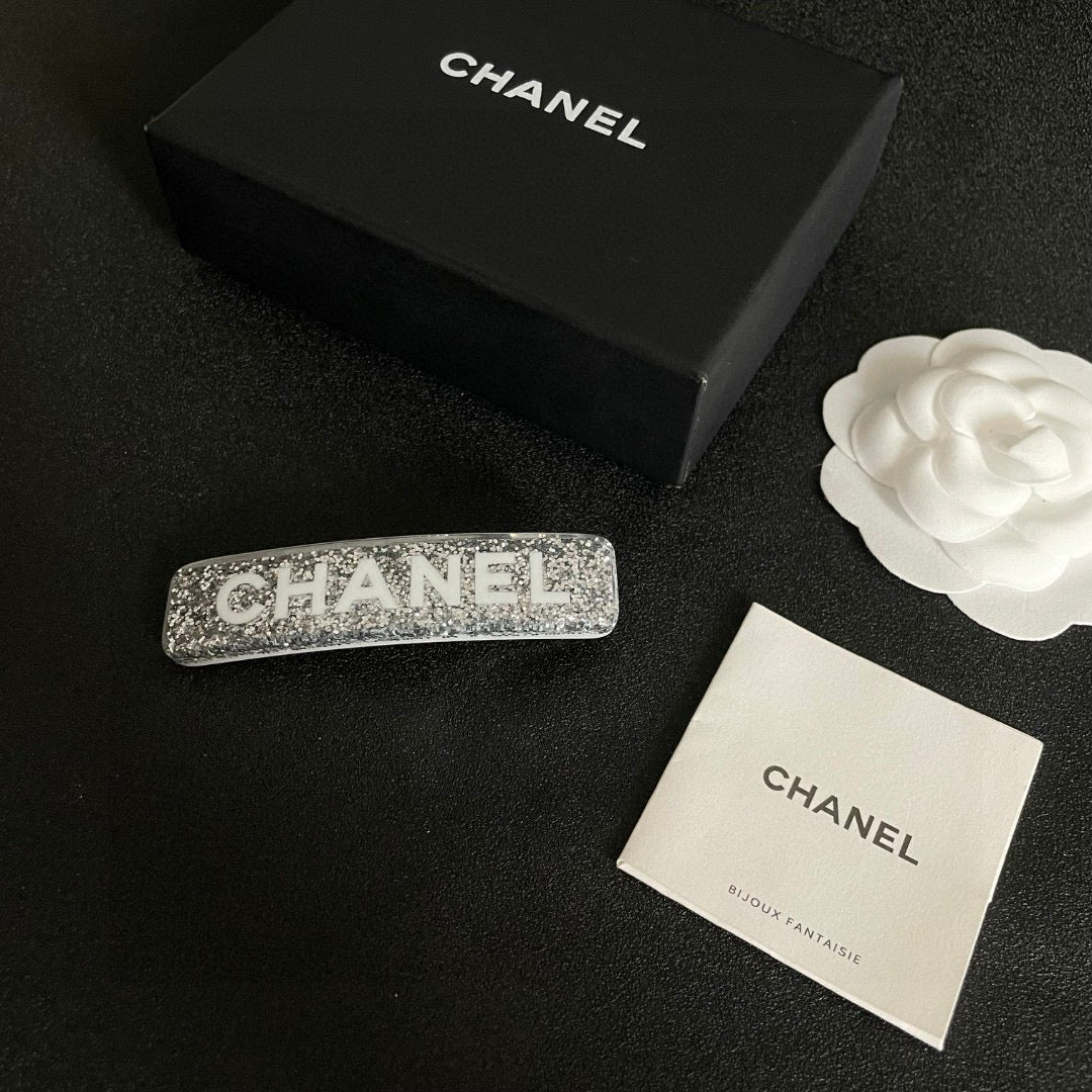 Elegant Double C Hair Clip – Timeless Accent