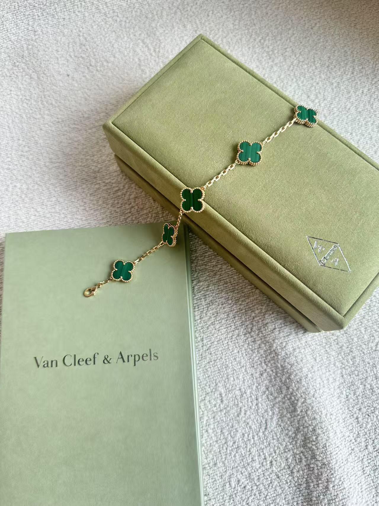 VC-Shaped Carnelian Five-Petal Bracelet