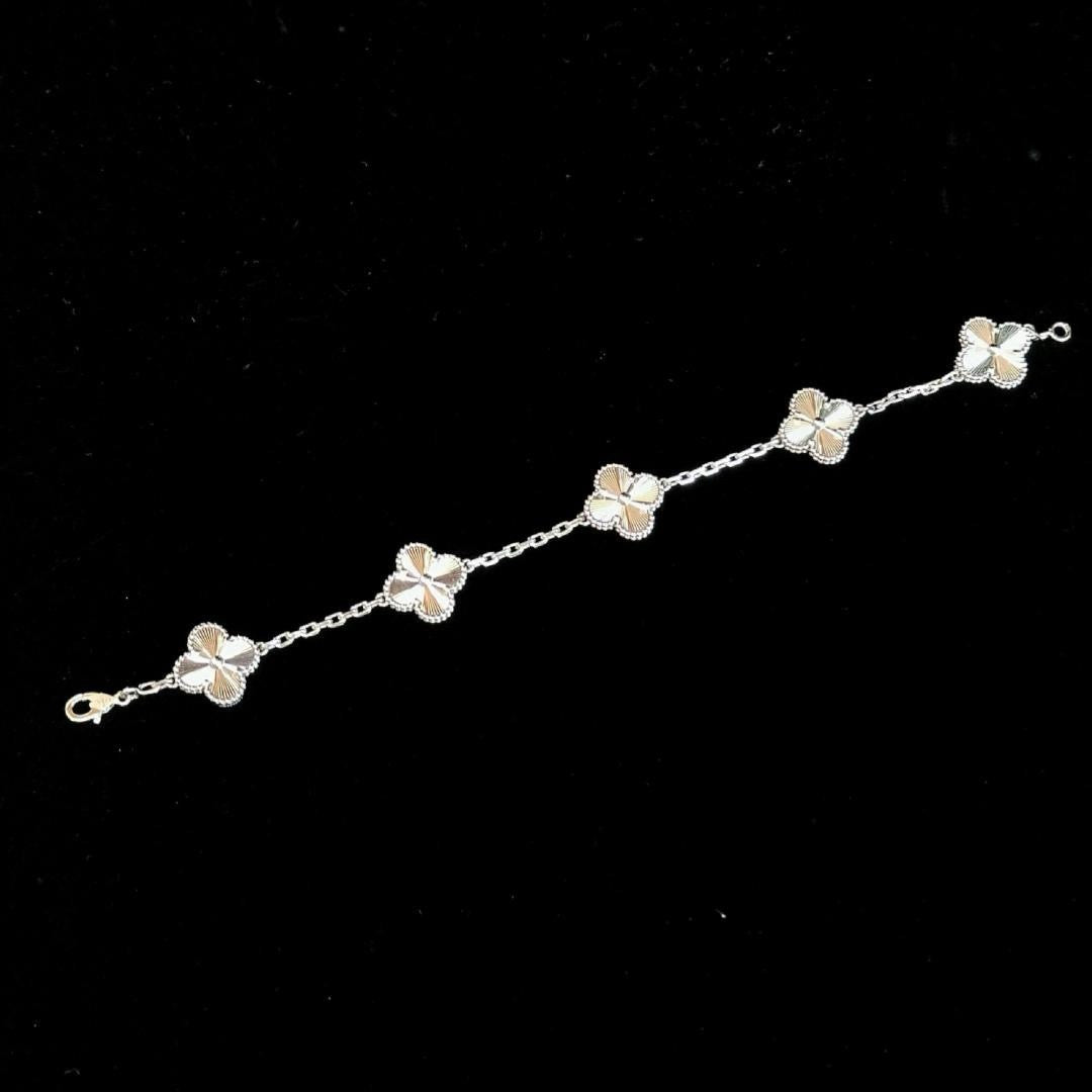 VC-Shaped Carnelian Five-Petal Bracelet