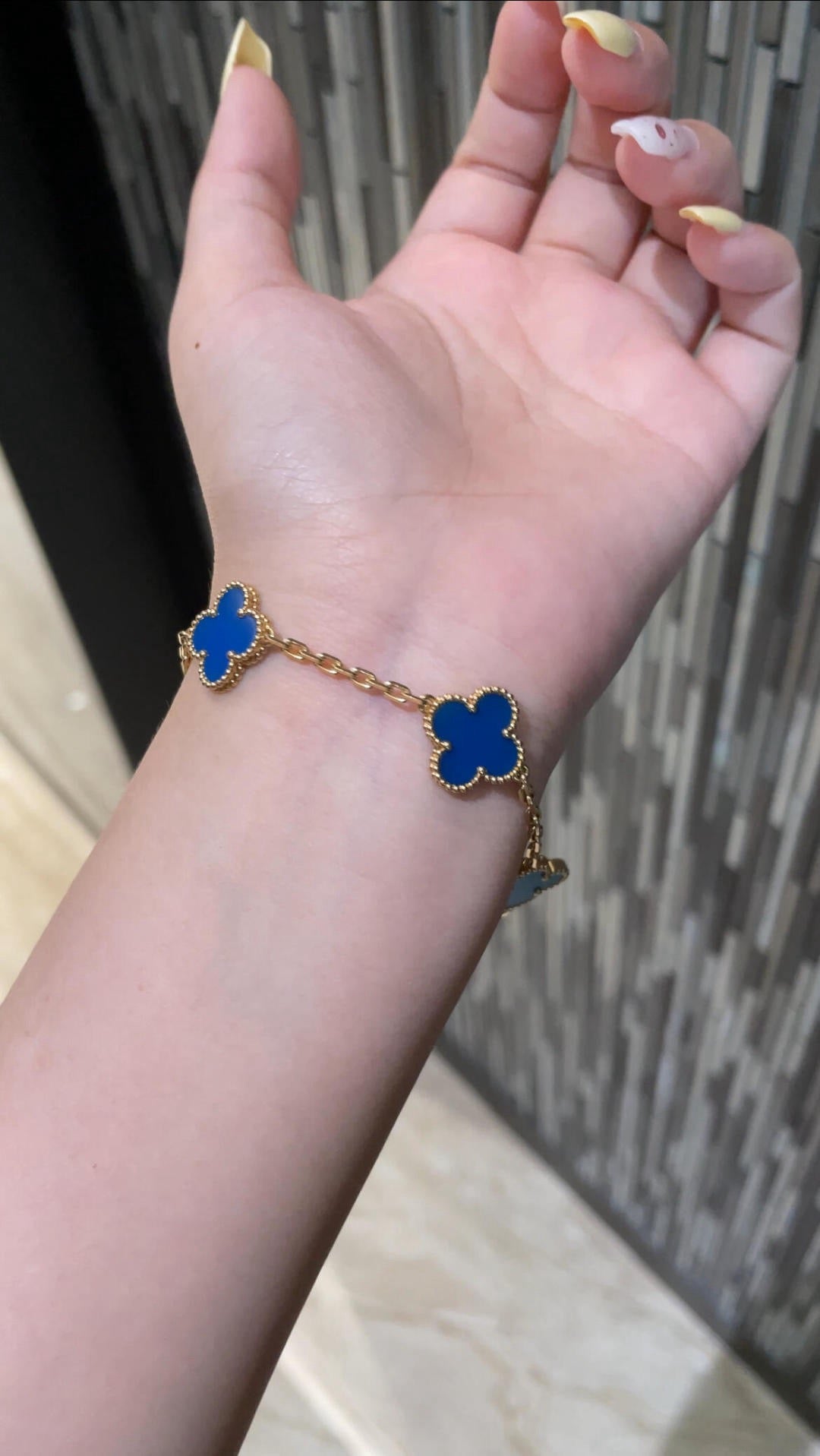 VC-Shaped Carnelian Five-Petal Bracelet