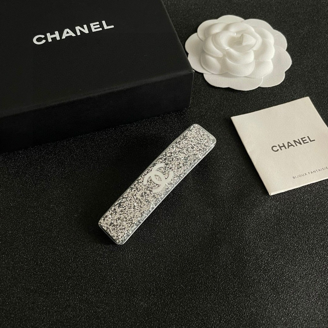 Elegant Double C Hair Clip – Timeless Accent