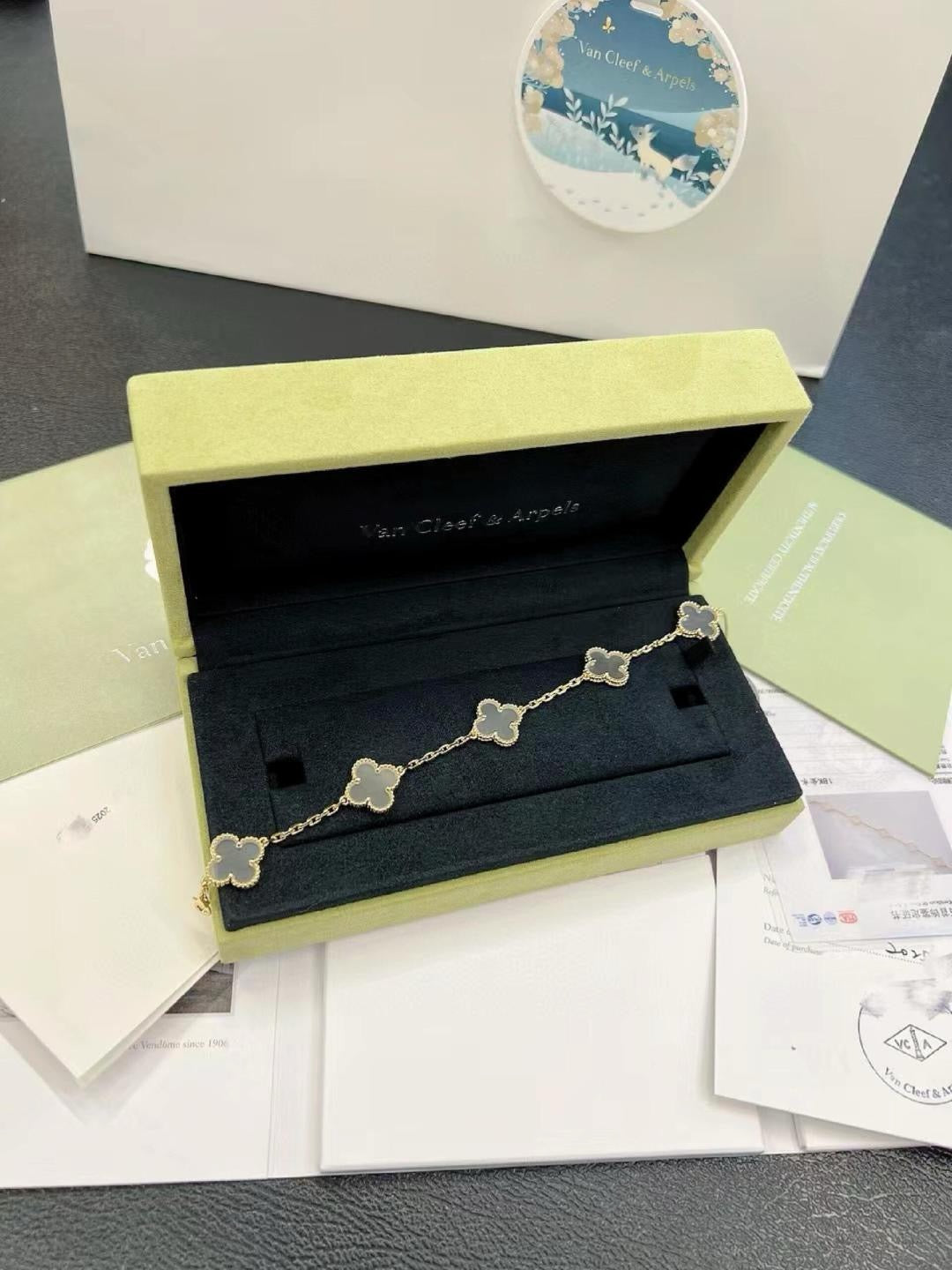 VC-Shaped Carnelian Five-Petal Bracelet