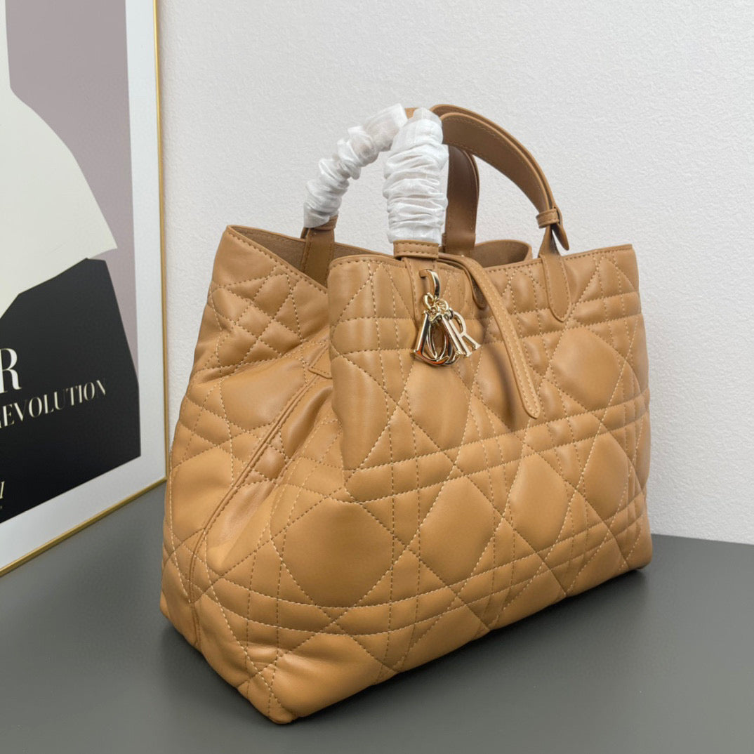 D Travel in Style with the Toujours Bag