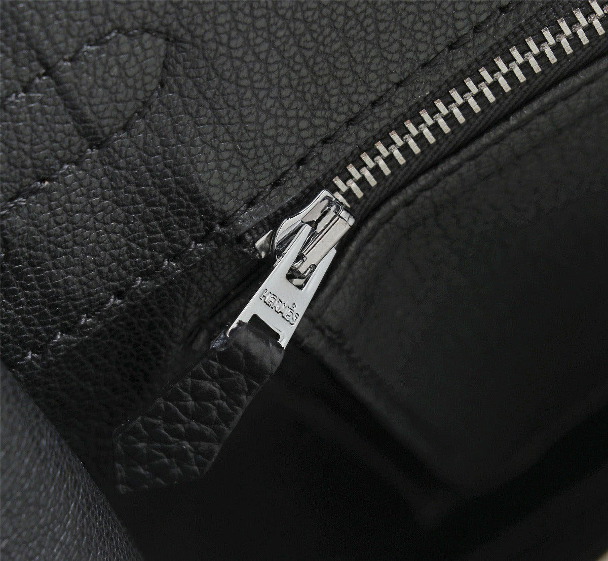 Elegant Togo-Textured Leather Handbag – Premium Craftsmanship