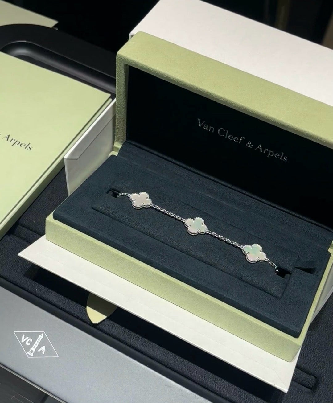 VC-Shaped Carnelian Five-Petal Bracelet