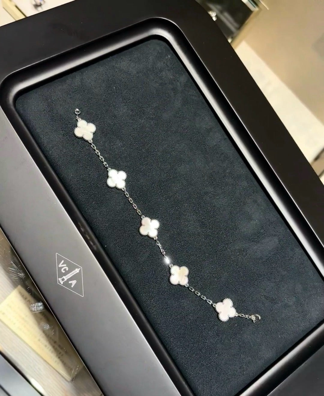 VC-Shaped Carnelian Five-Petal Bracelet