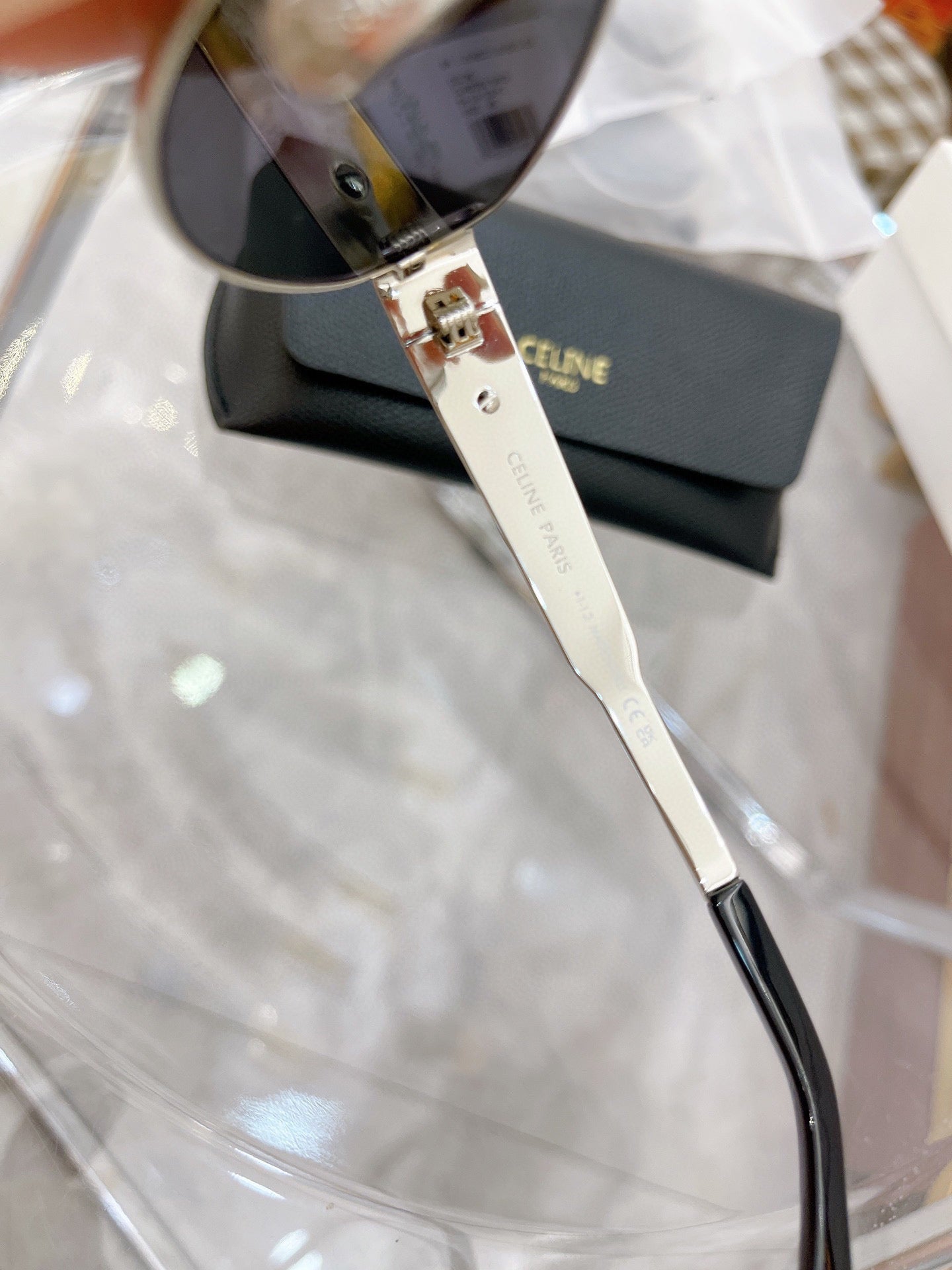 Stylish Sunglasses – Model CL40235U 🕶️