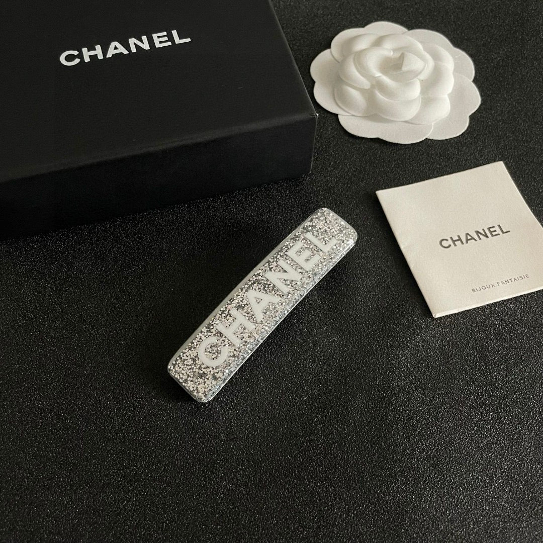 Elegant Double C Hair Clip – Timeless Accent