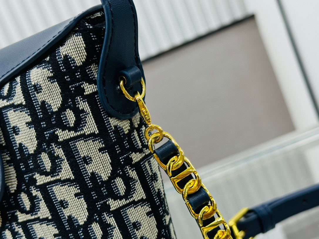 D Bucket bag