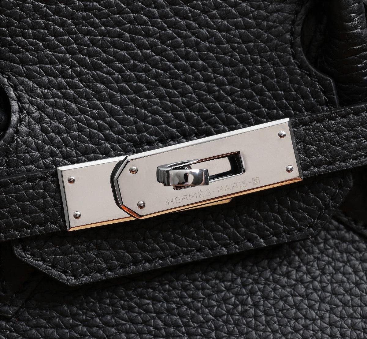Elegant Togo-Textured Leather Handbag – Premium Craftsmanship