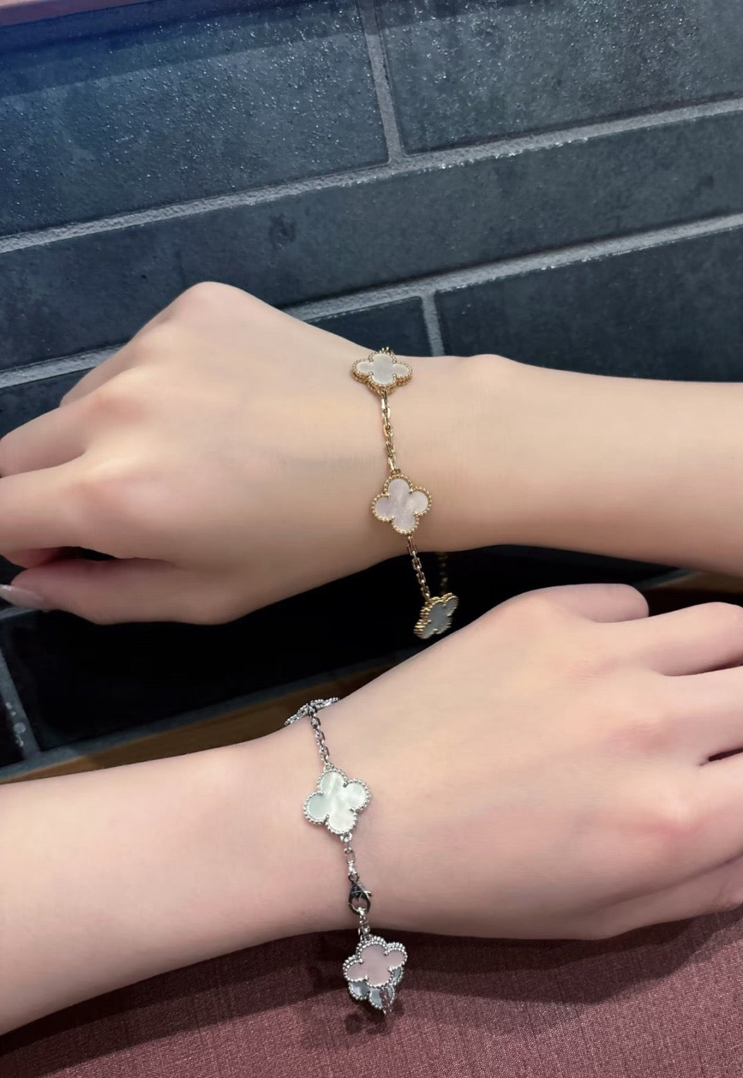 VC-Shaped Carnelian Five-Petal Bracelet