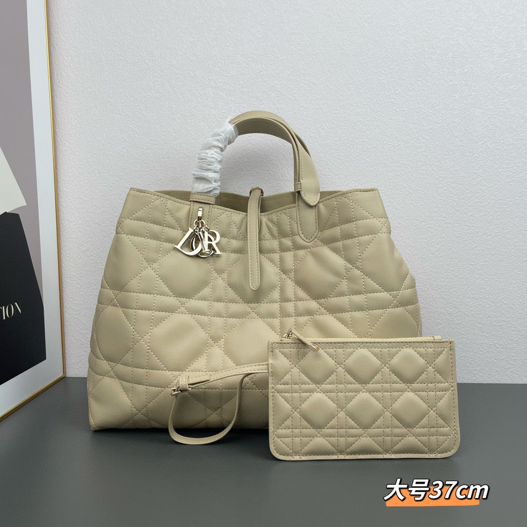 D Travel in Style with the Toujours Bag