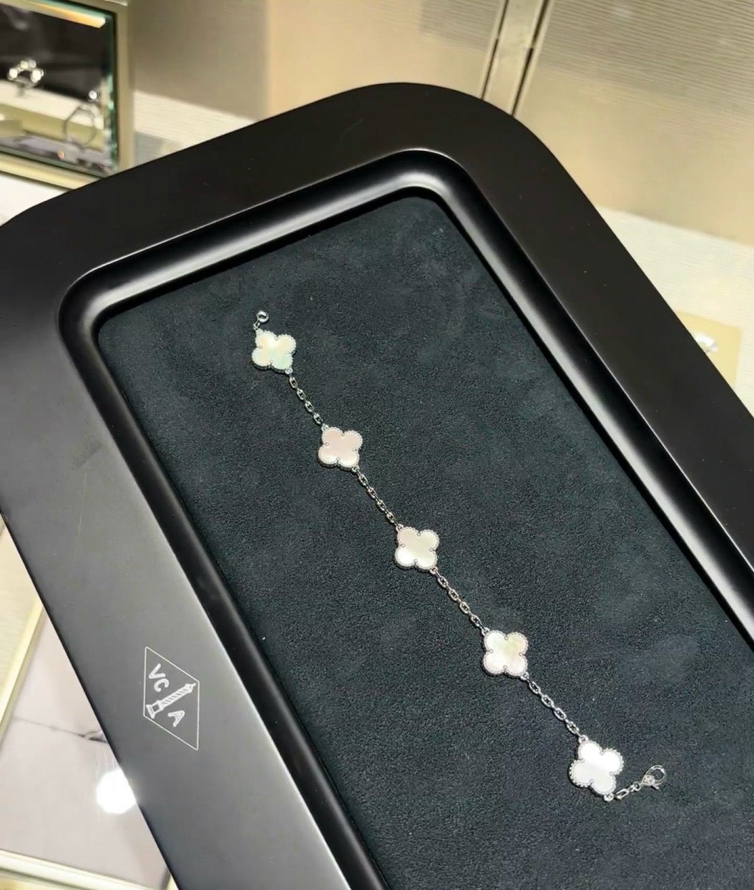 VC-Shaped Carnelian Five-Petal Bracelet