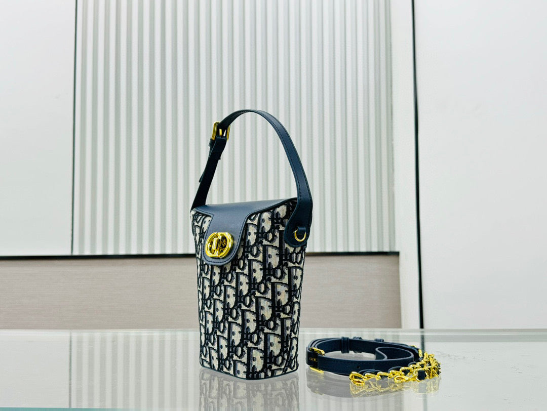 D Bucket bag