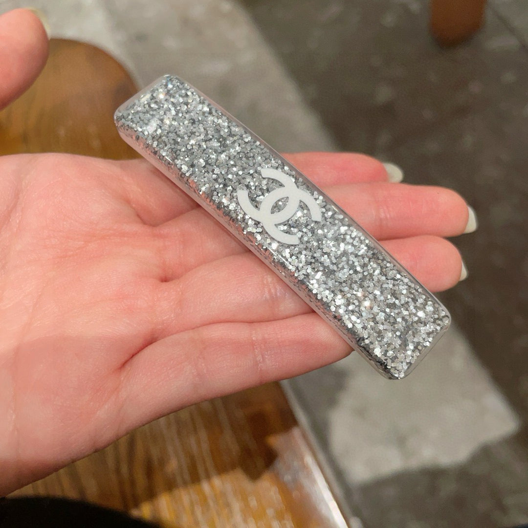 Elegant Double C Hair Clip – Timeless Accent