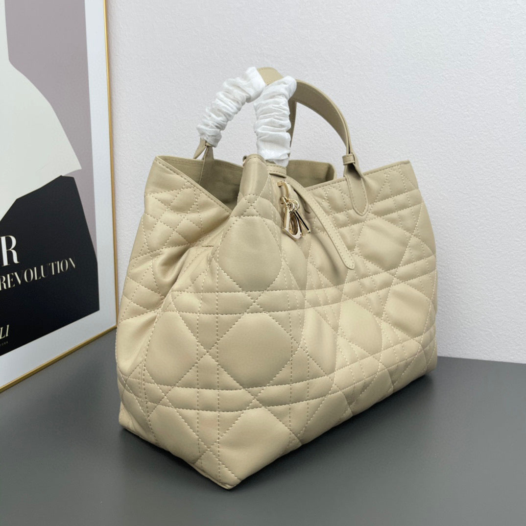 D Travel in Style with the Toujours Bag