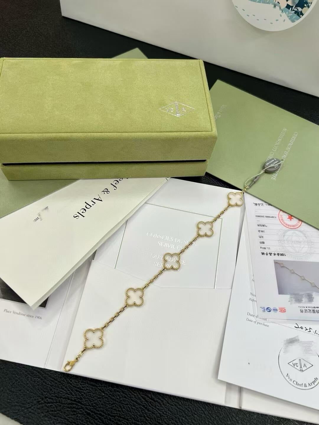 VC-Shaped Carnelian Five-Petal Bracelet