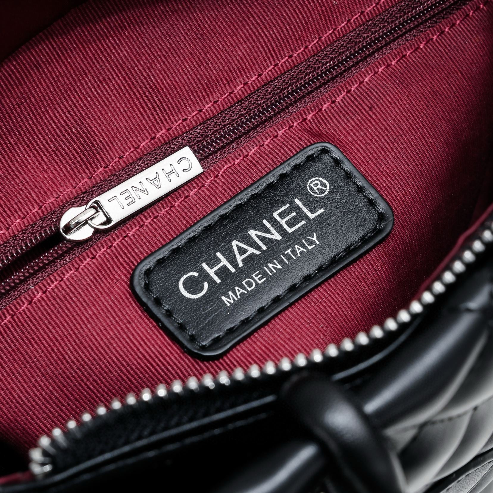 Tote Bag Cambon Line Medium: A Timeless Classic