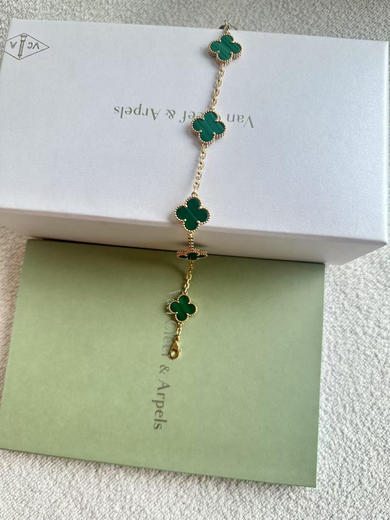 VC-Shaped Carnelian Five-Petal Bracelet