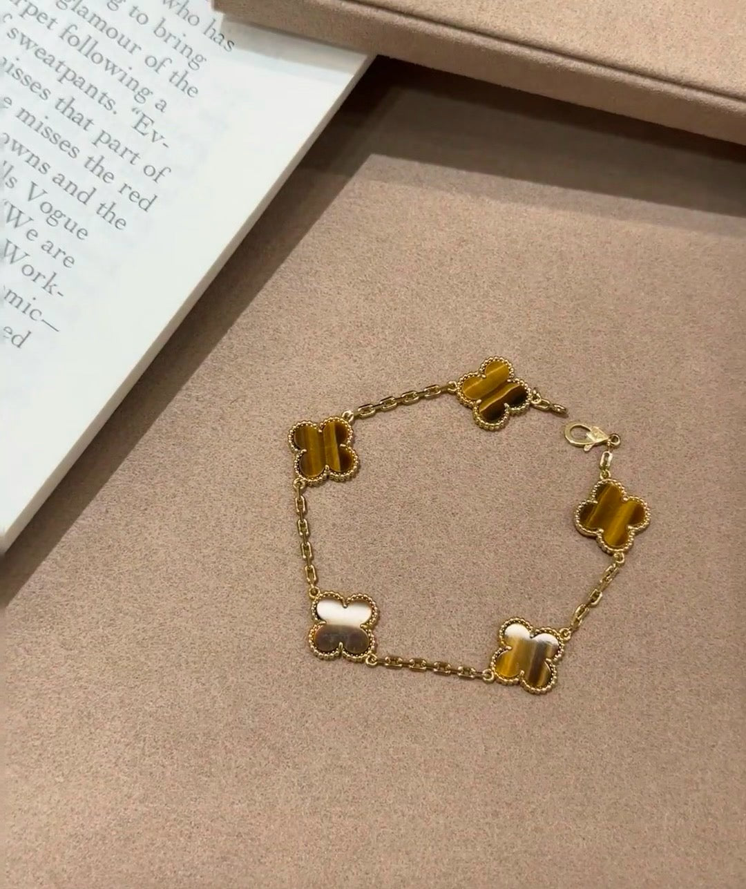 VC-Shaped Carnelian Five-Petal Bracelet