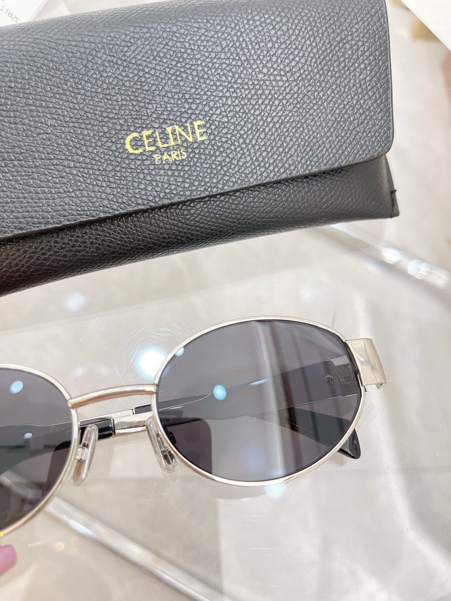 Stylish Sunglasses – Model CL40235U 🕶️