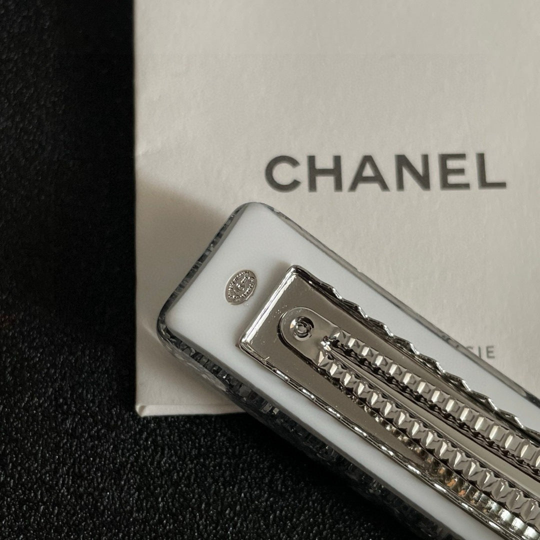 Elegant Double C Hair Clip – Timeless Accent