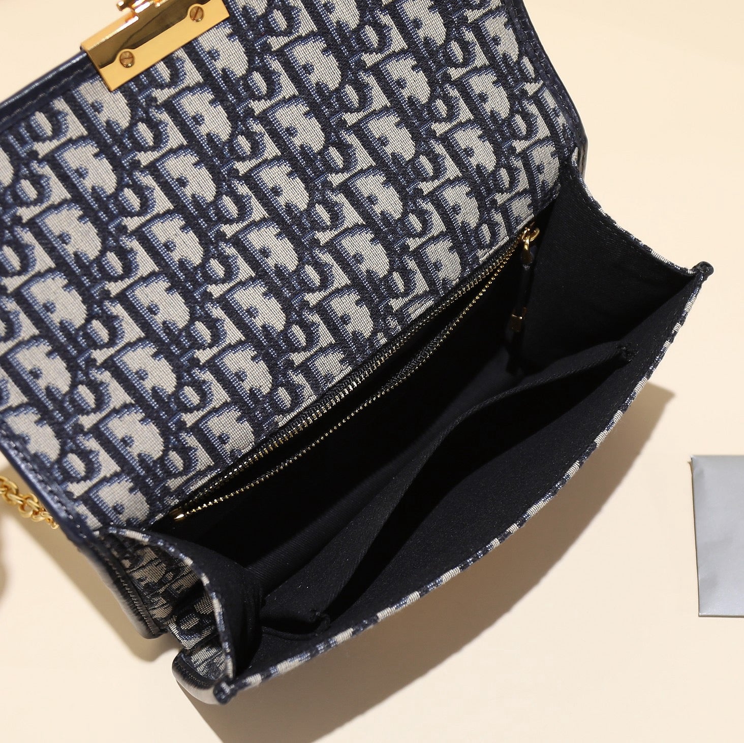 30 Montaigne-Chain Shoulder  (Premium Quality )