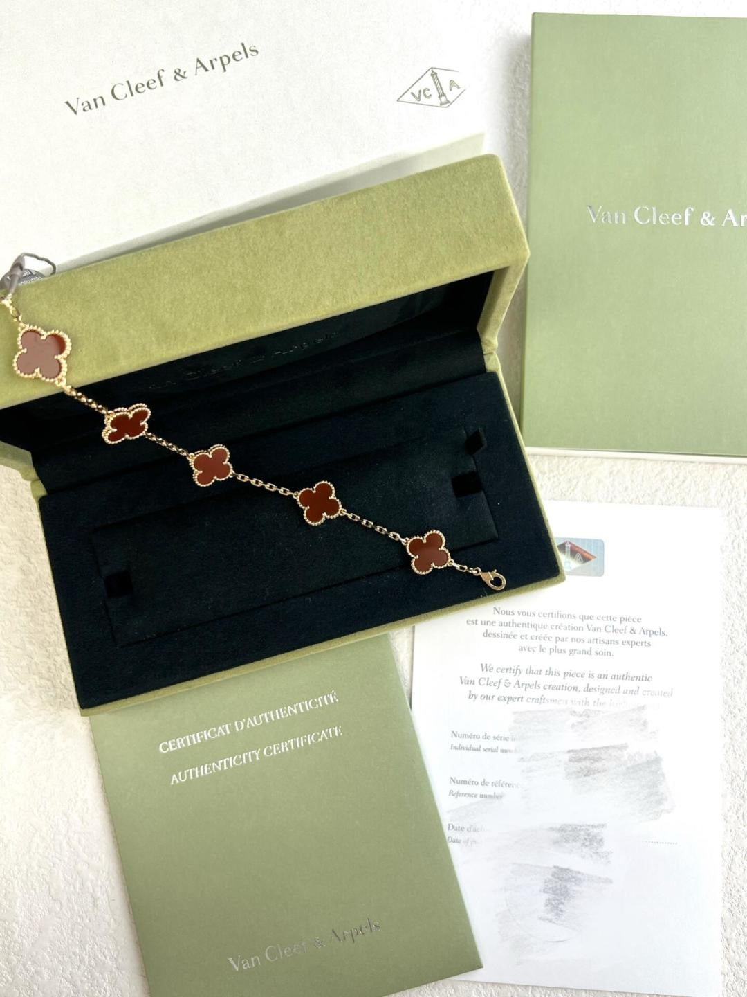 VC-Shaped Carnelian Five-Petal Bracelet