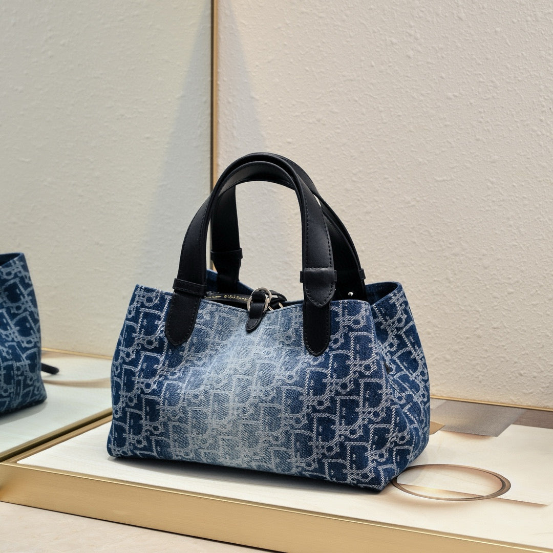 Toujours Travel Bag: Luxury Meets Functionality