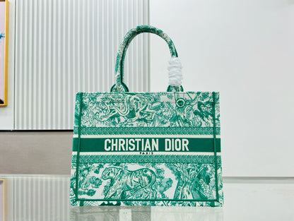 D*i0r Book Tote