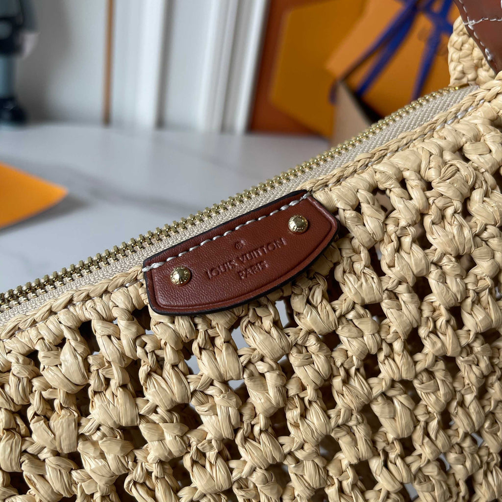 Hills Pochette — Hand-Woven Raffia Clutch Bag