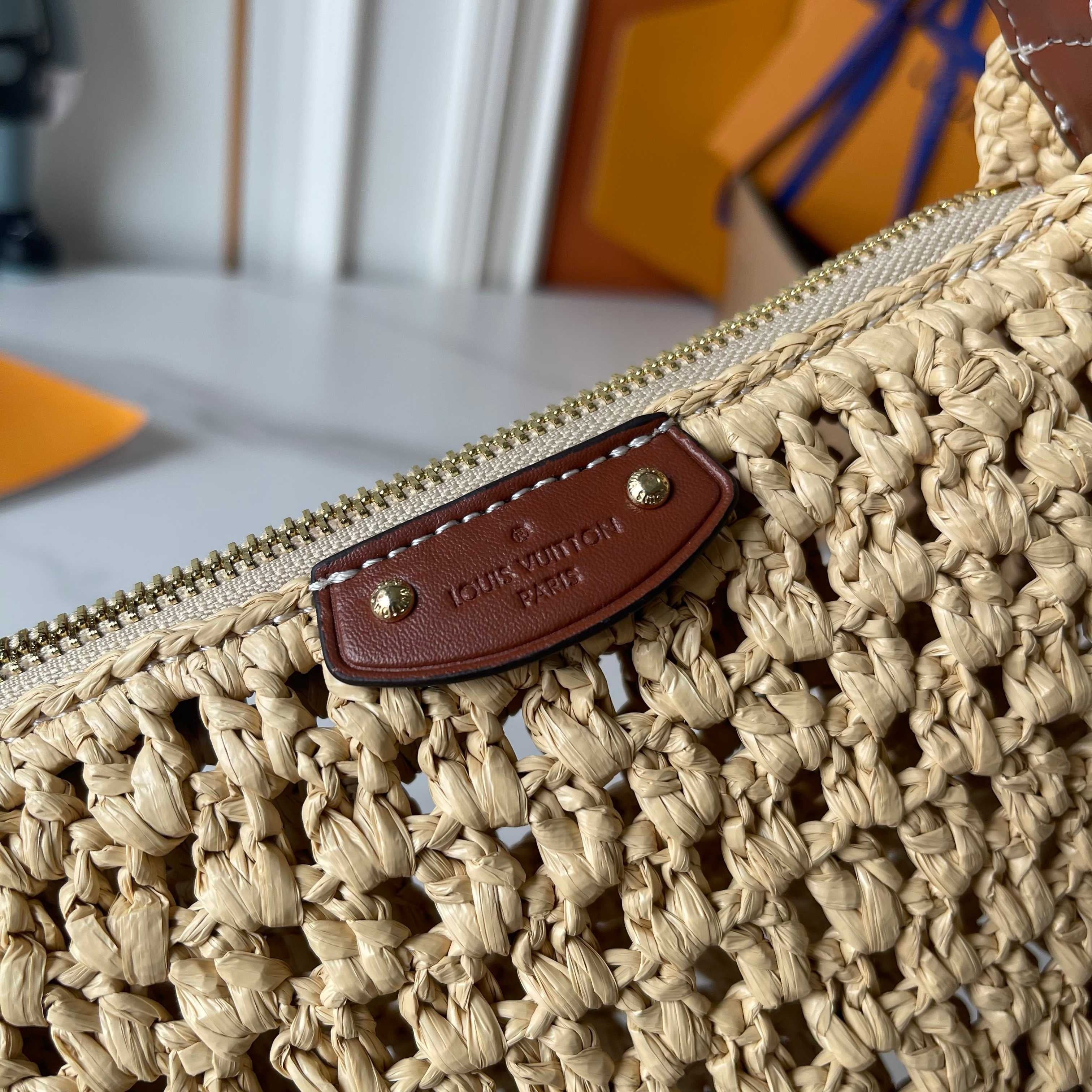 Hills Pochette — Hand-Woven Raffia Clutch Bag