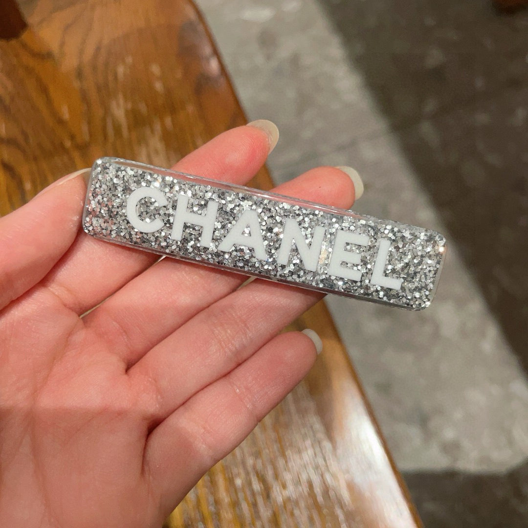 Elegant Double C Hair Clip – Timeless Accent