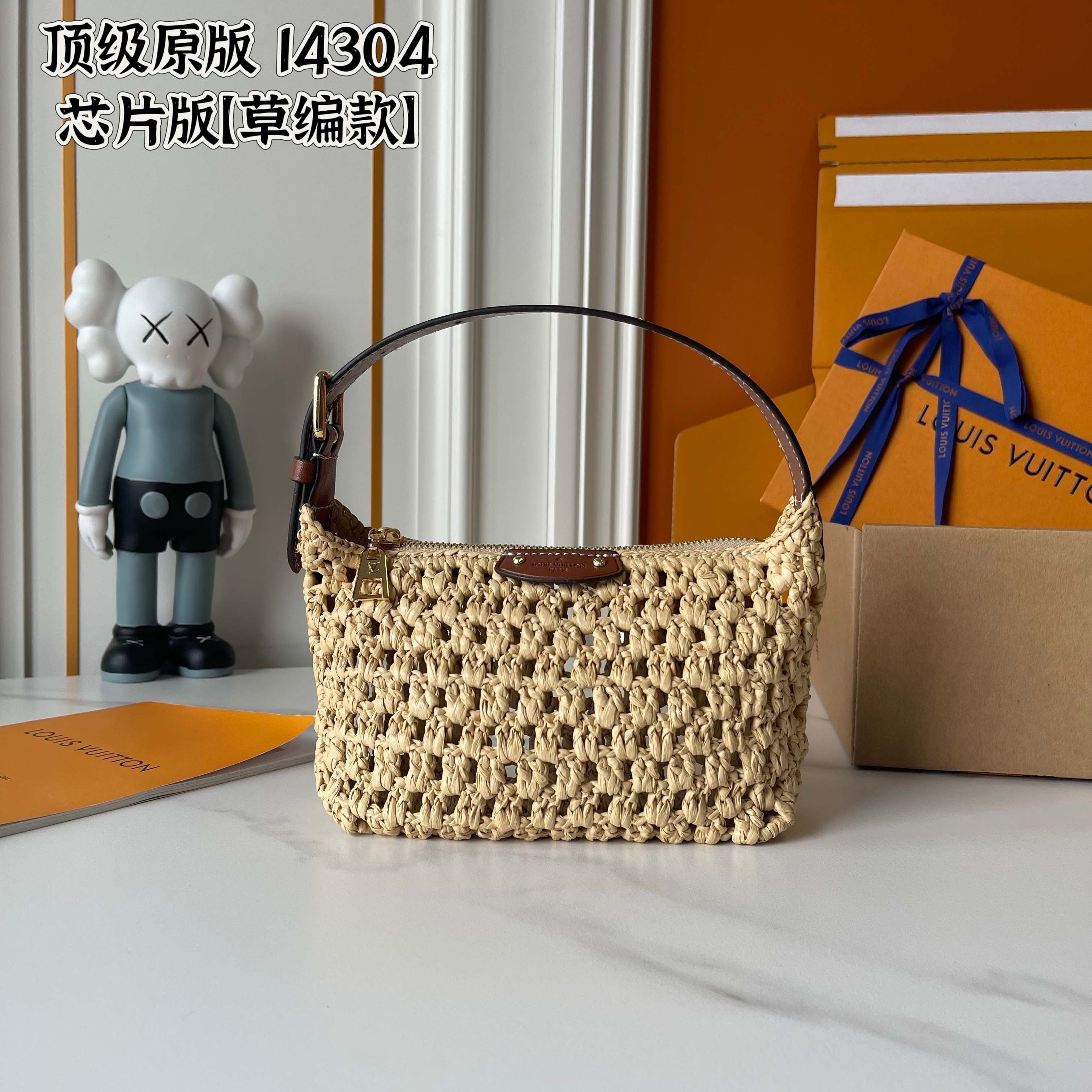 Hills Pochette — Hand-Woven Raffia Clutch Bag