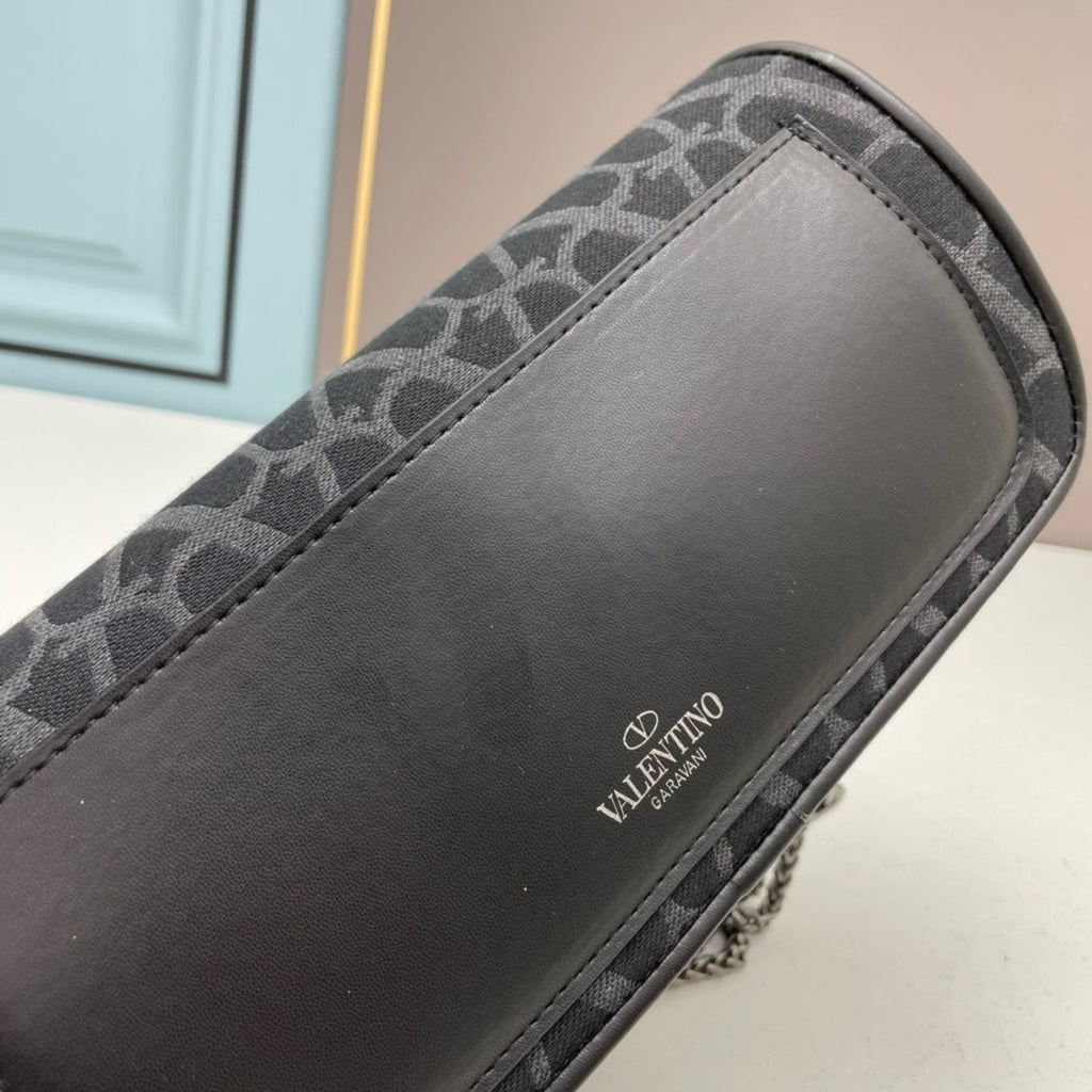 💗 V Signature Locò Calfskin Bag — Large