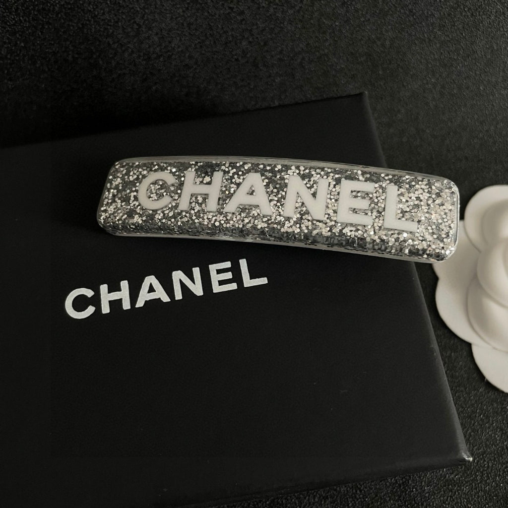 Elegant Double C Hair Clip – Timeless Accent