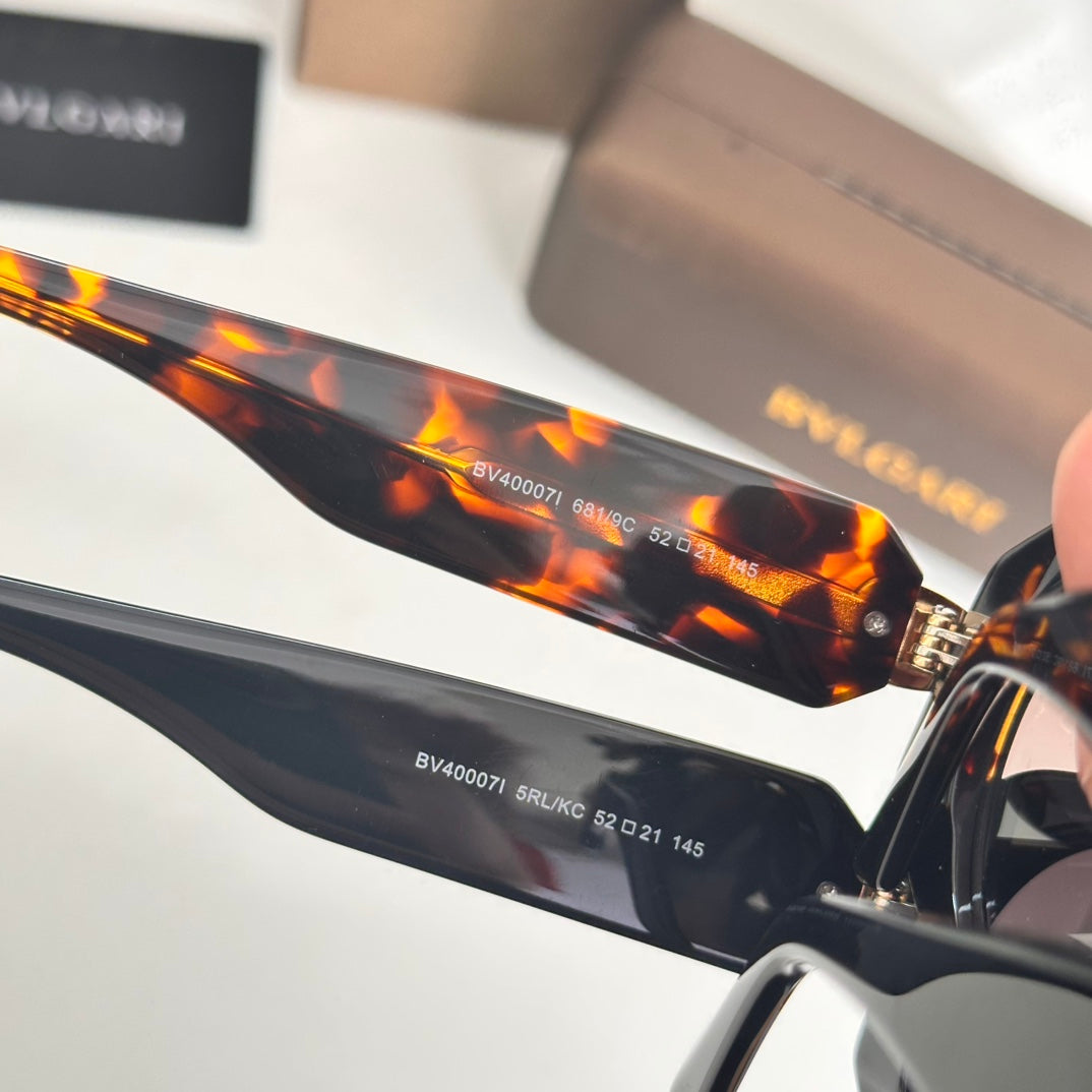 Elegant Serpentine-Inspired Sunglasses